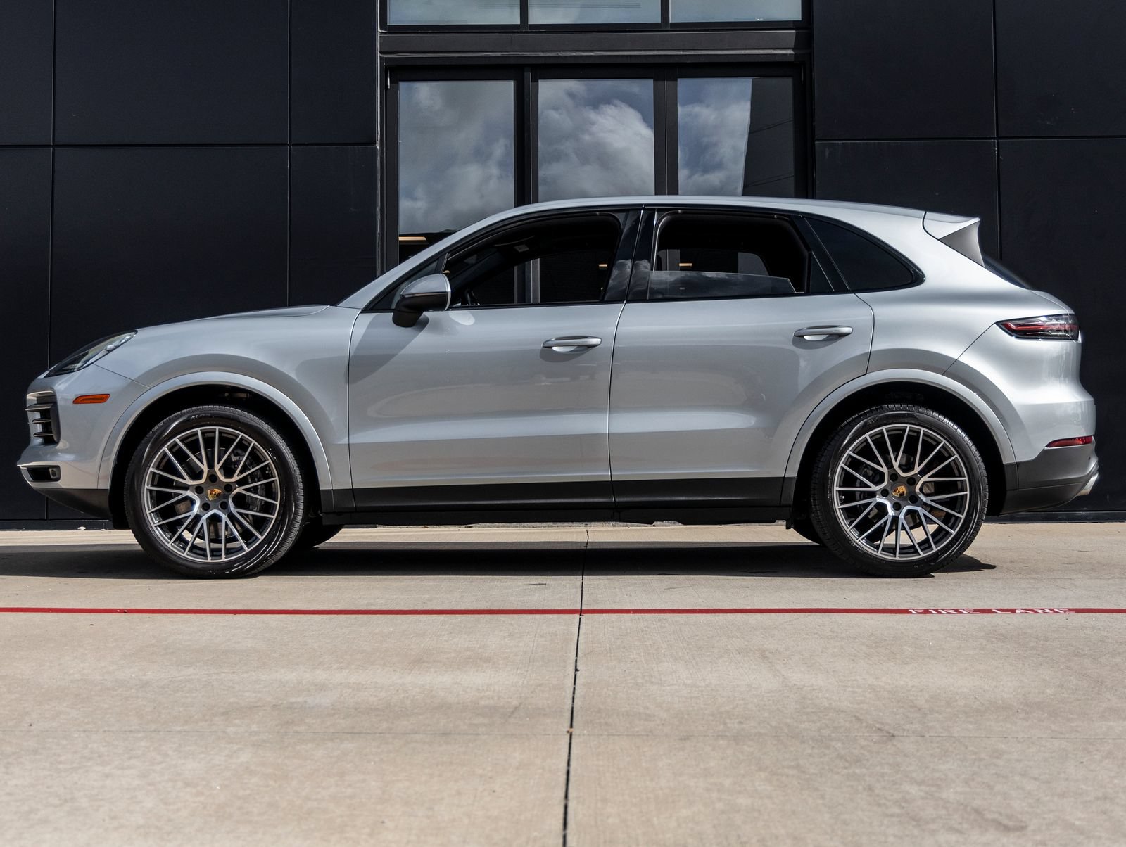 Used 2021 Porsche Cayenne AWD/4WD image 2