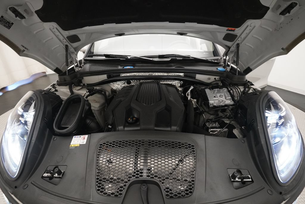Certified 2023 Porsche Macan AWD/4WD image 9