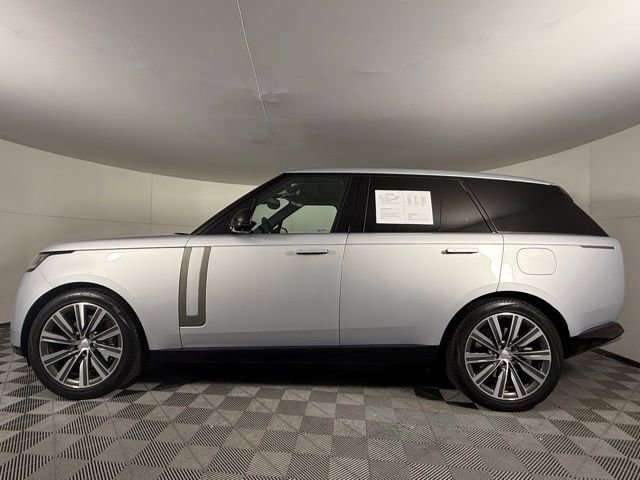 Used 2025 Land Rover Range Rover SE image 3