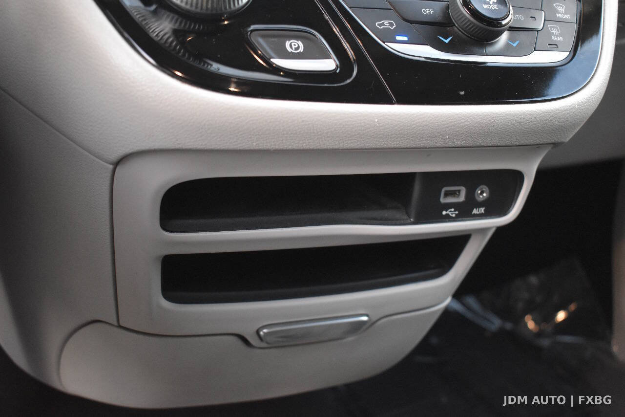 Used 2020 Chrysler Pacifica Touring-L FWD image 26