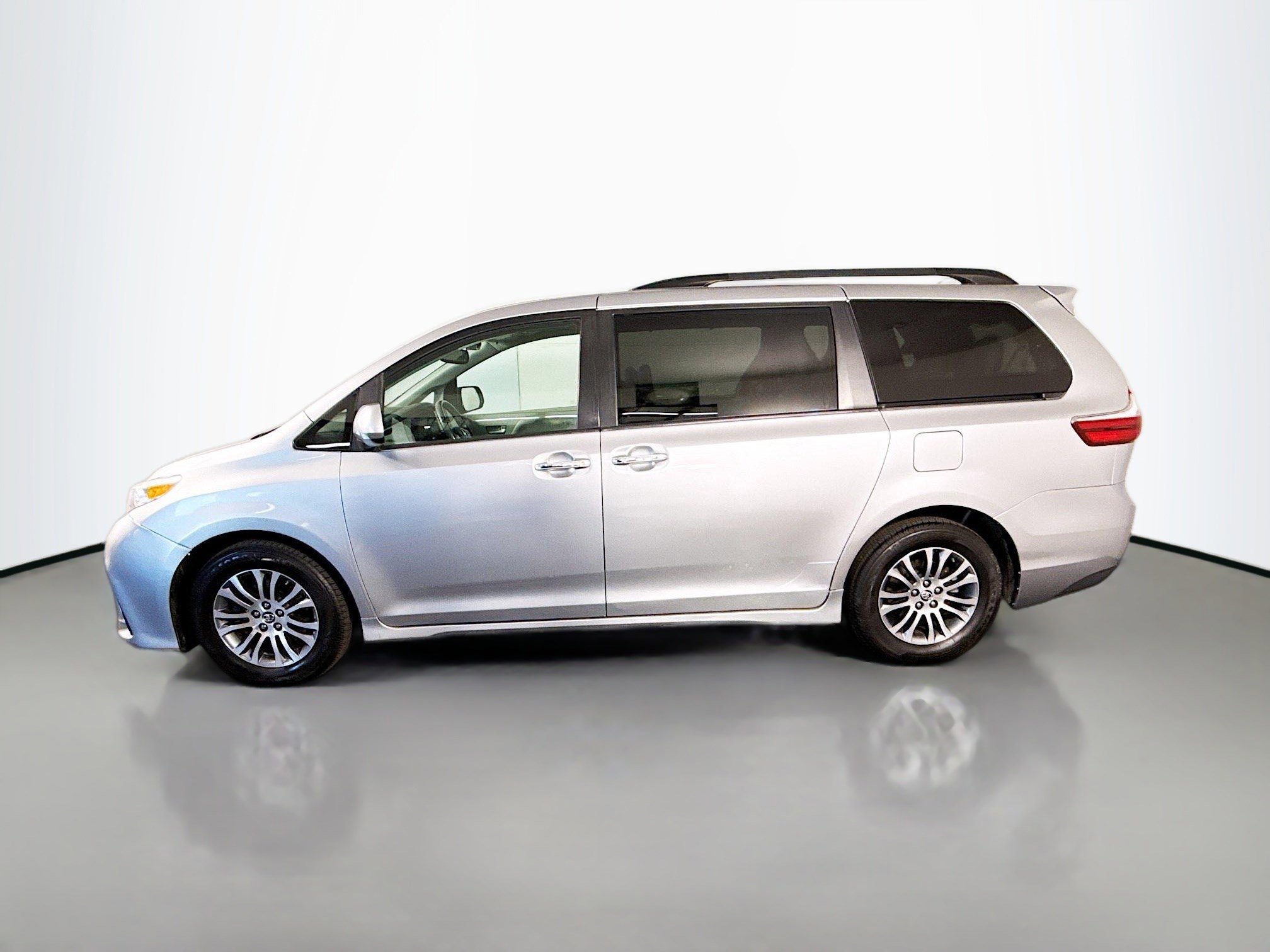 Used 2020 Toyota Sienna XLE FWD image 6