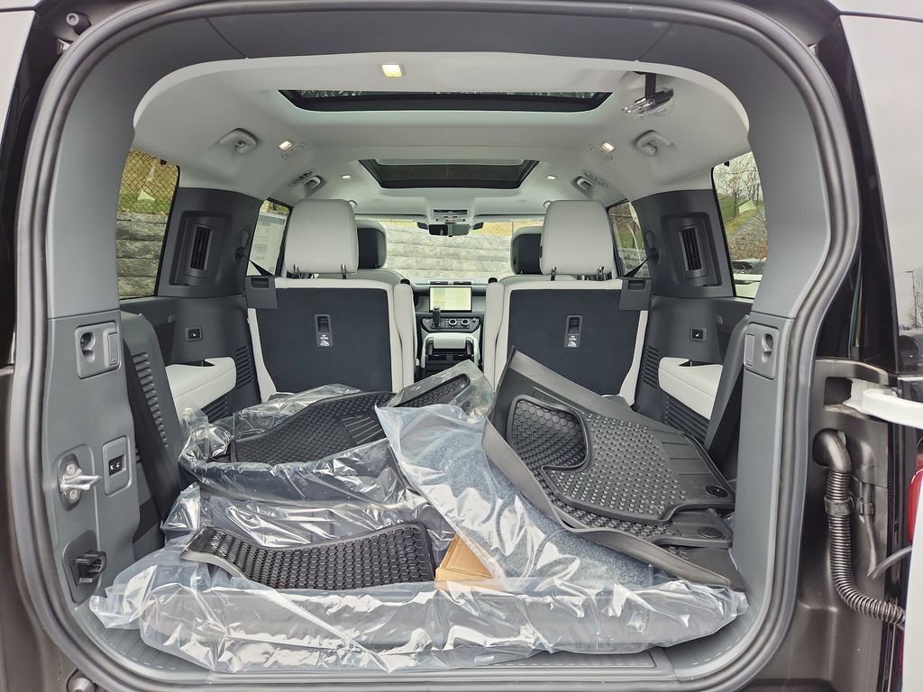 Used 2025 Land Rover Defender 130 S image 13