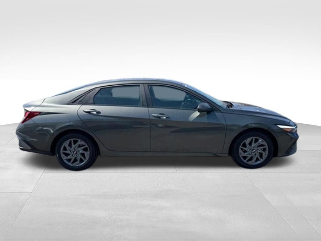 Used 2024 Hyundai Elantra SEL FWD image 8