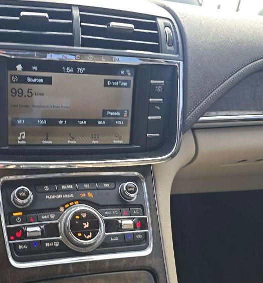 Used 2017 Lincoln Continental Premiere image 16