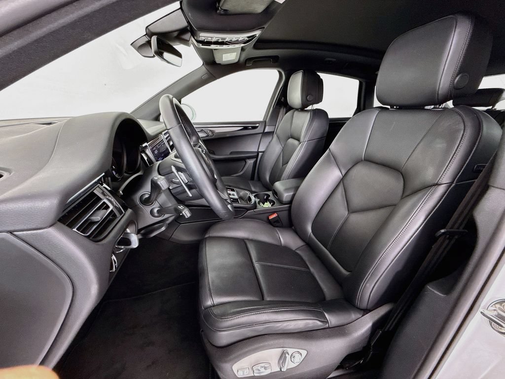 Certified 2025 Porsche Macan AWD/4WD image 5