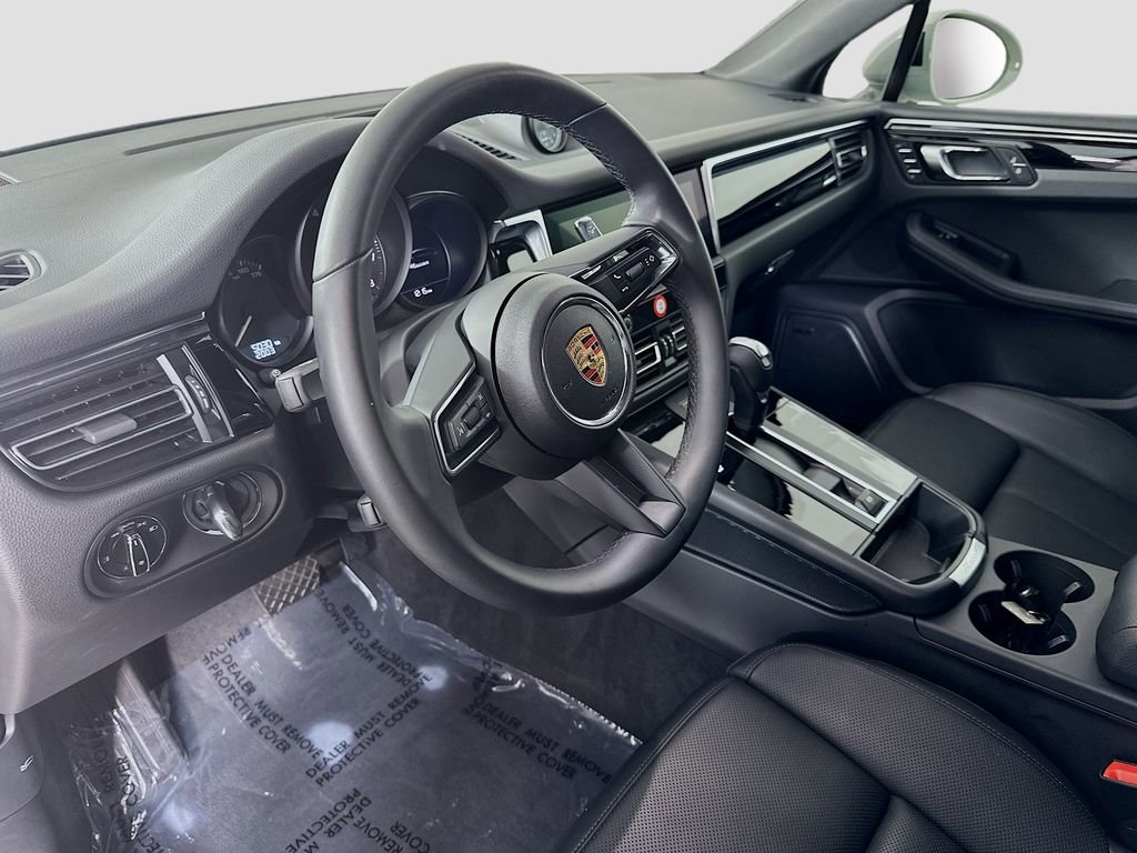 Certified 2025 Porsche Macan image 4