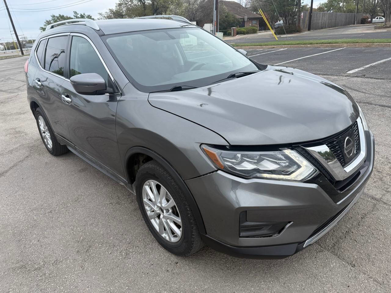 Used 2017 Nissan Rogue SV FWD image 1