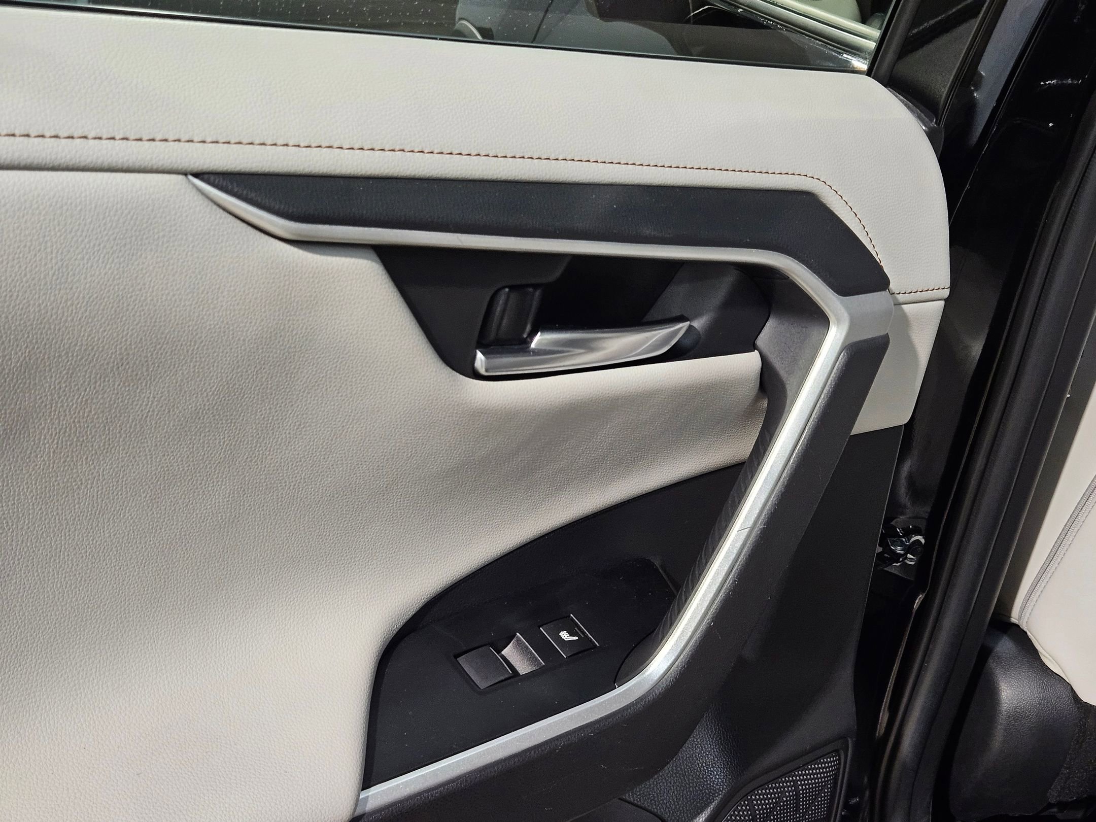 Used 2020 Toyota RAV4 Limited image 37