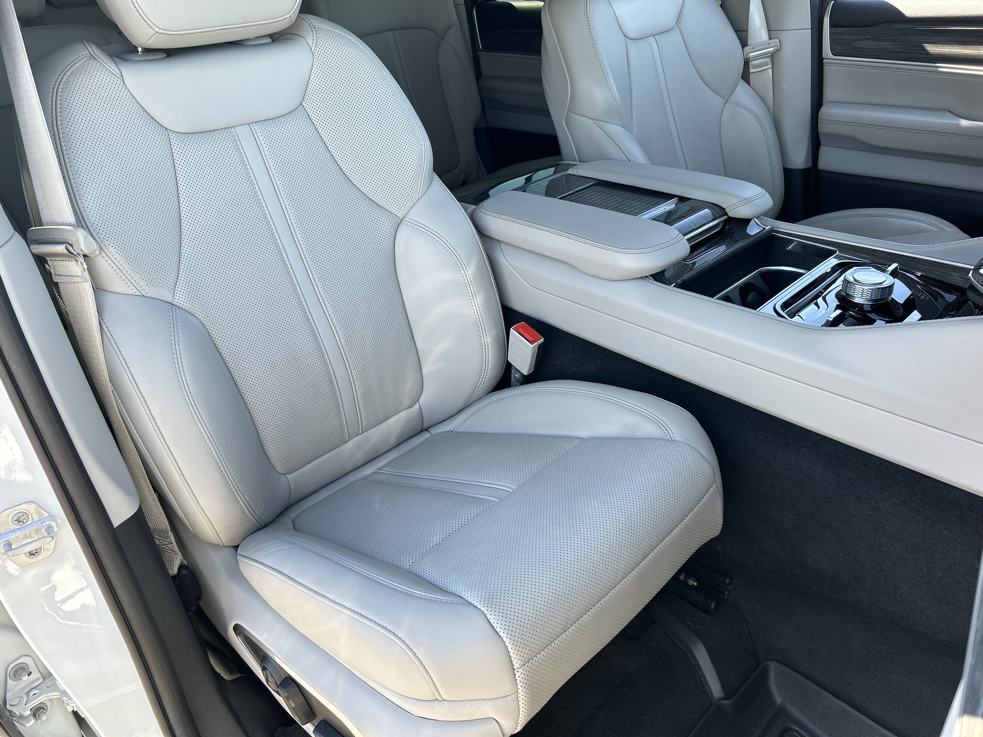 Used 2022 Jeep Wagoneer Series III w/ Premium Group I AWD/4WD image 9