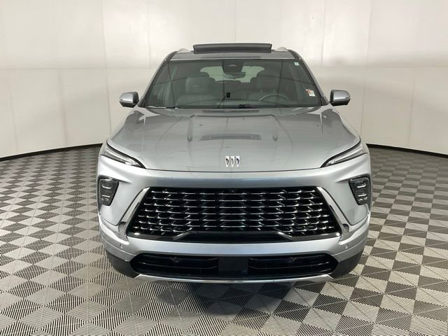 Used 2025 Buick Enclave Avenir w/ Super Cruise Package image 2