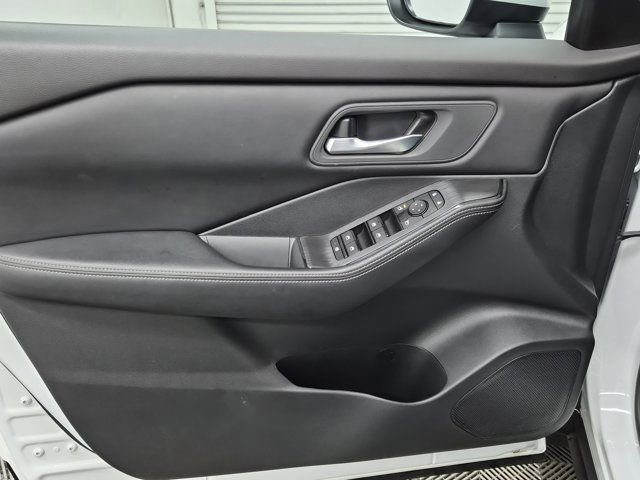 Used 2024 Nissan Rogue SV image 18