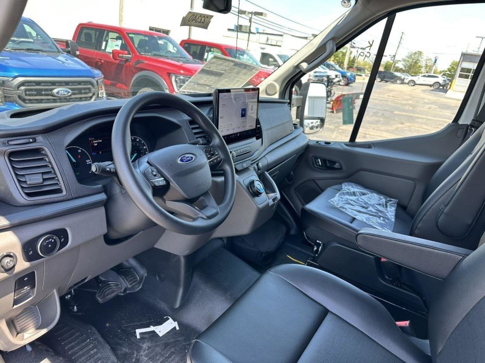 Used 2023 Ford E-Transit Medium Roof image 9