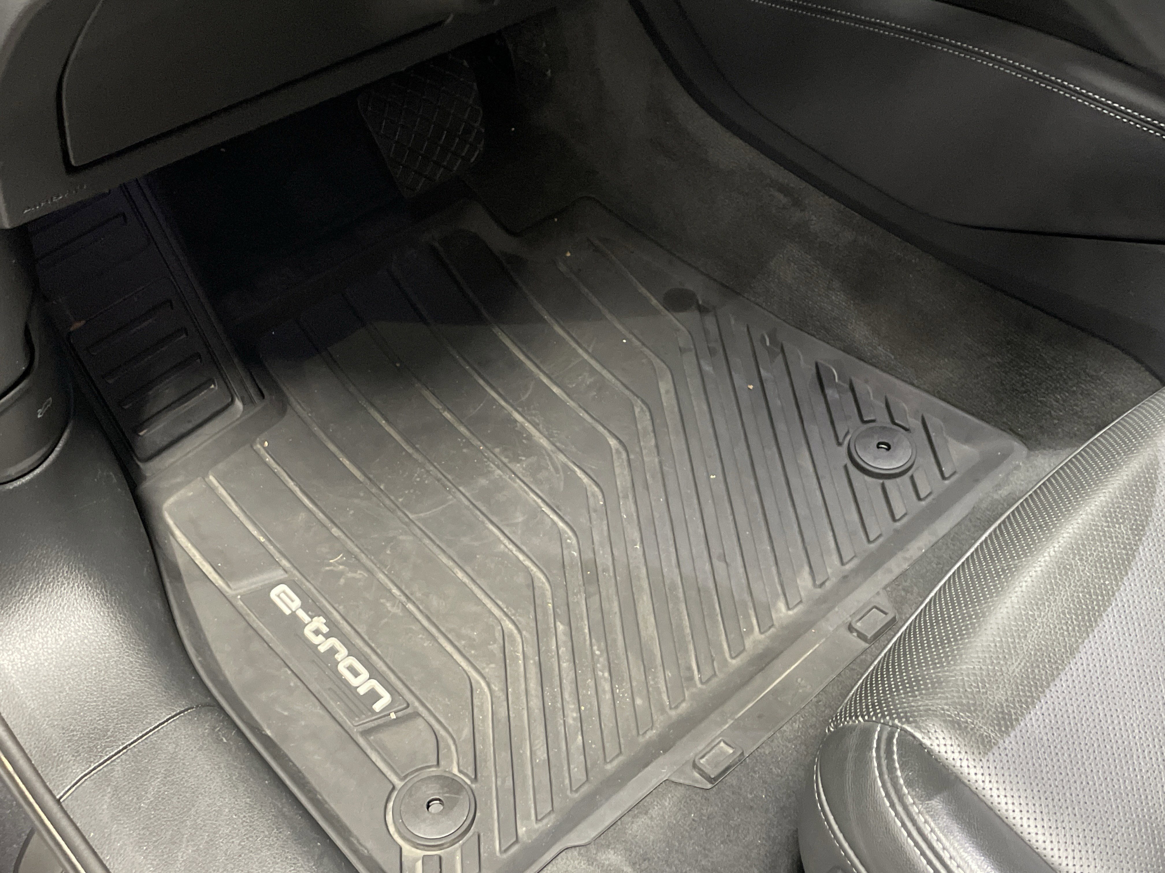 Used 2022 Audi e-tron Premium Plus w/ Premium Plus Package image 17