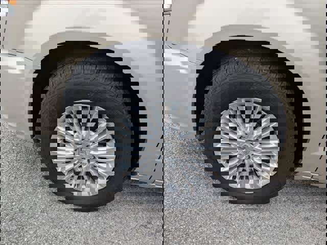 Used 2015 Chrysler Town & Country Limited Platinum image 5