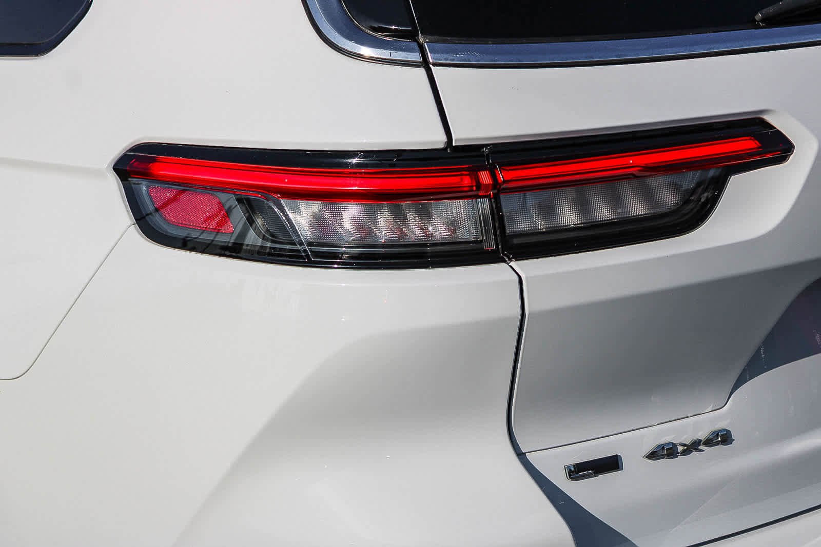 Used 2022 Jeep Grand Cherokee L Limited AWD/4WD image 7