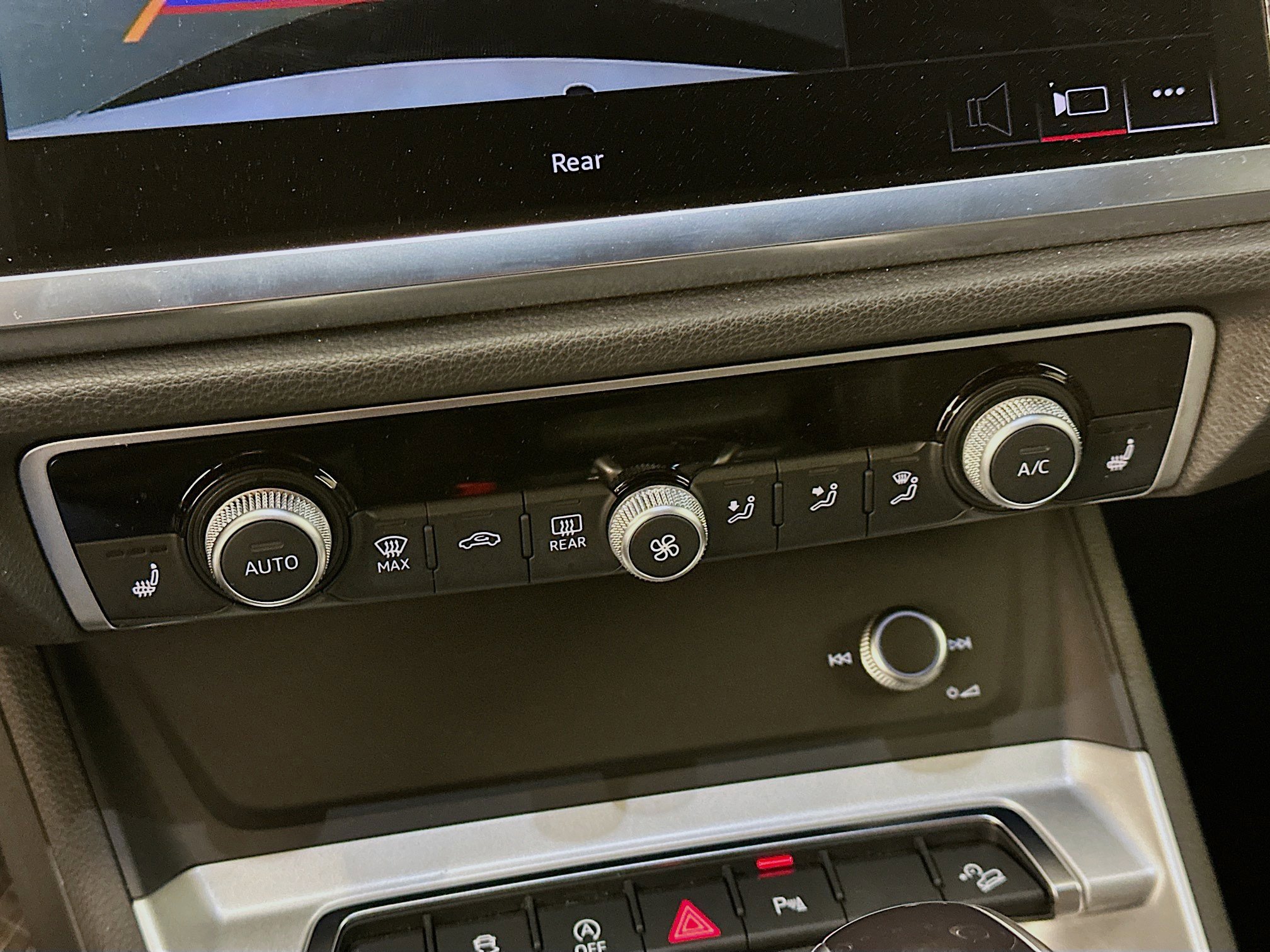 Used 2025 Audi Q3 2.0T Premium image 23