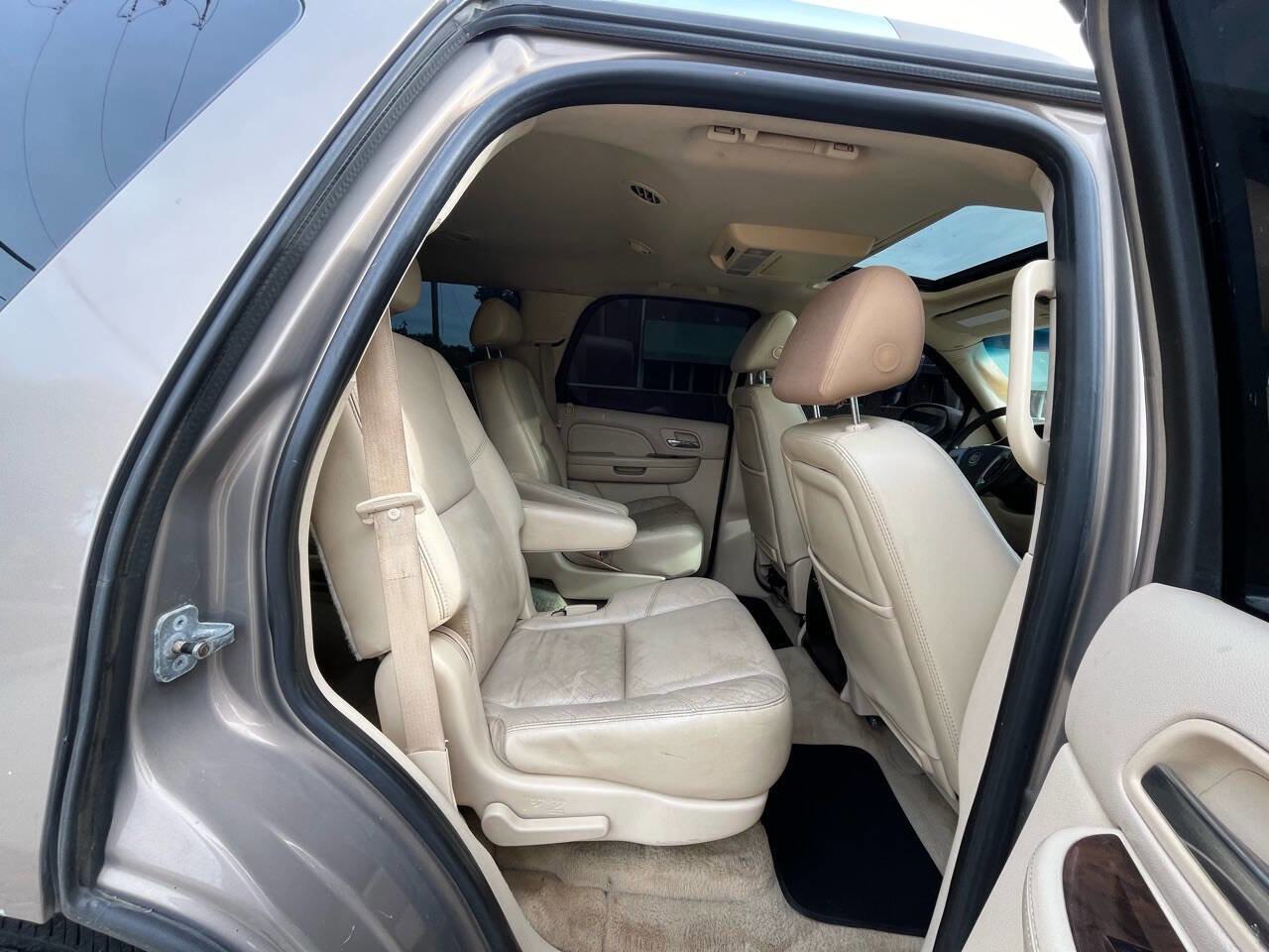 Used 2007 Cadillac Escalade AWD w/ Climate Package image 17