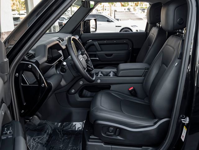 Used 2025 Land Rover Defender 90 X-Dynamic SE image 18