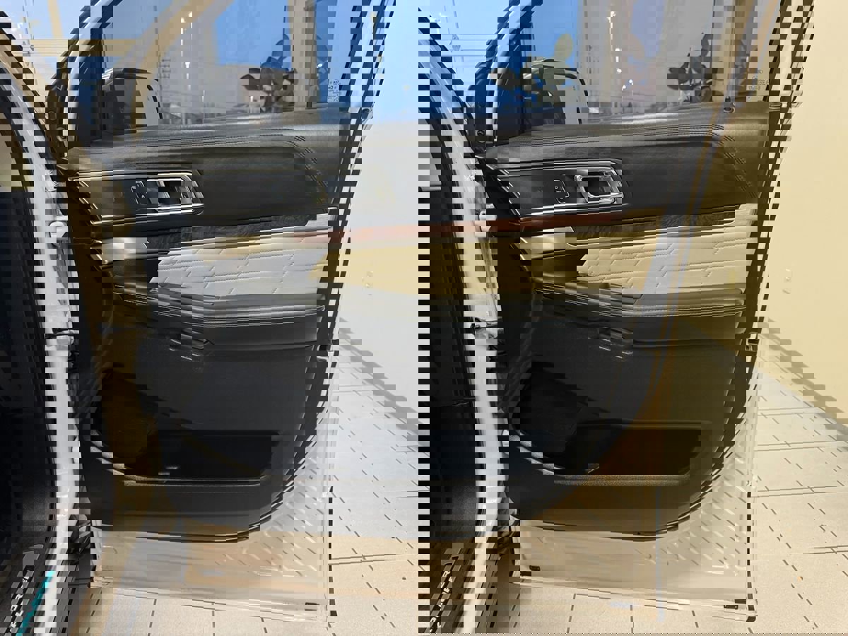 Used 2016 Ford Explorer Platinum image 14