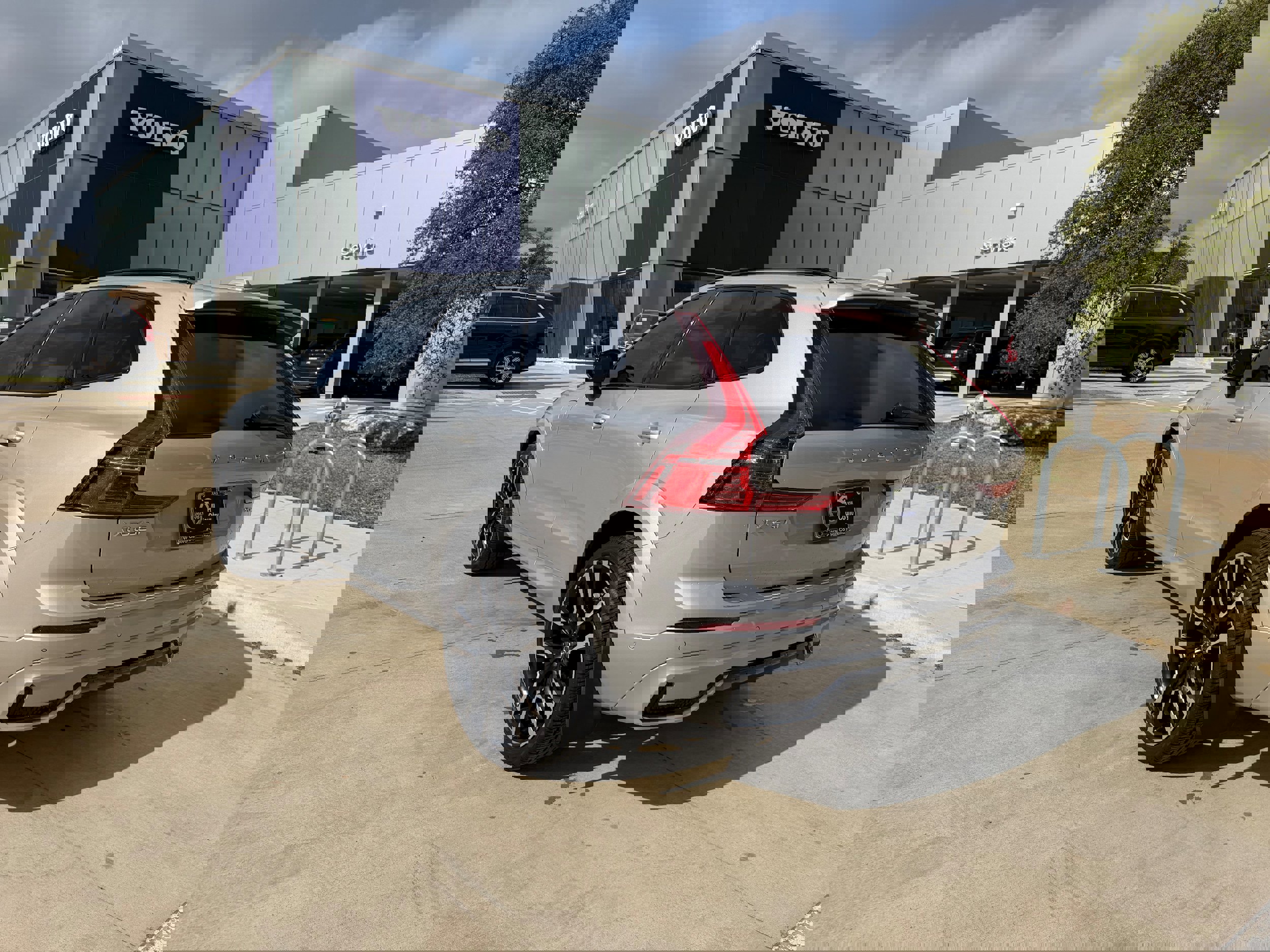 Certified 2025 Volvo XC60 T8 Ultra w/ Protection Package Premier image 4