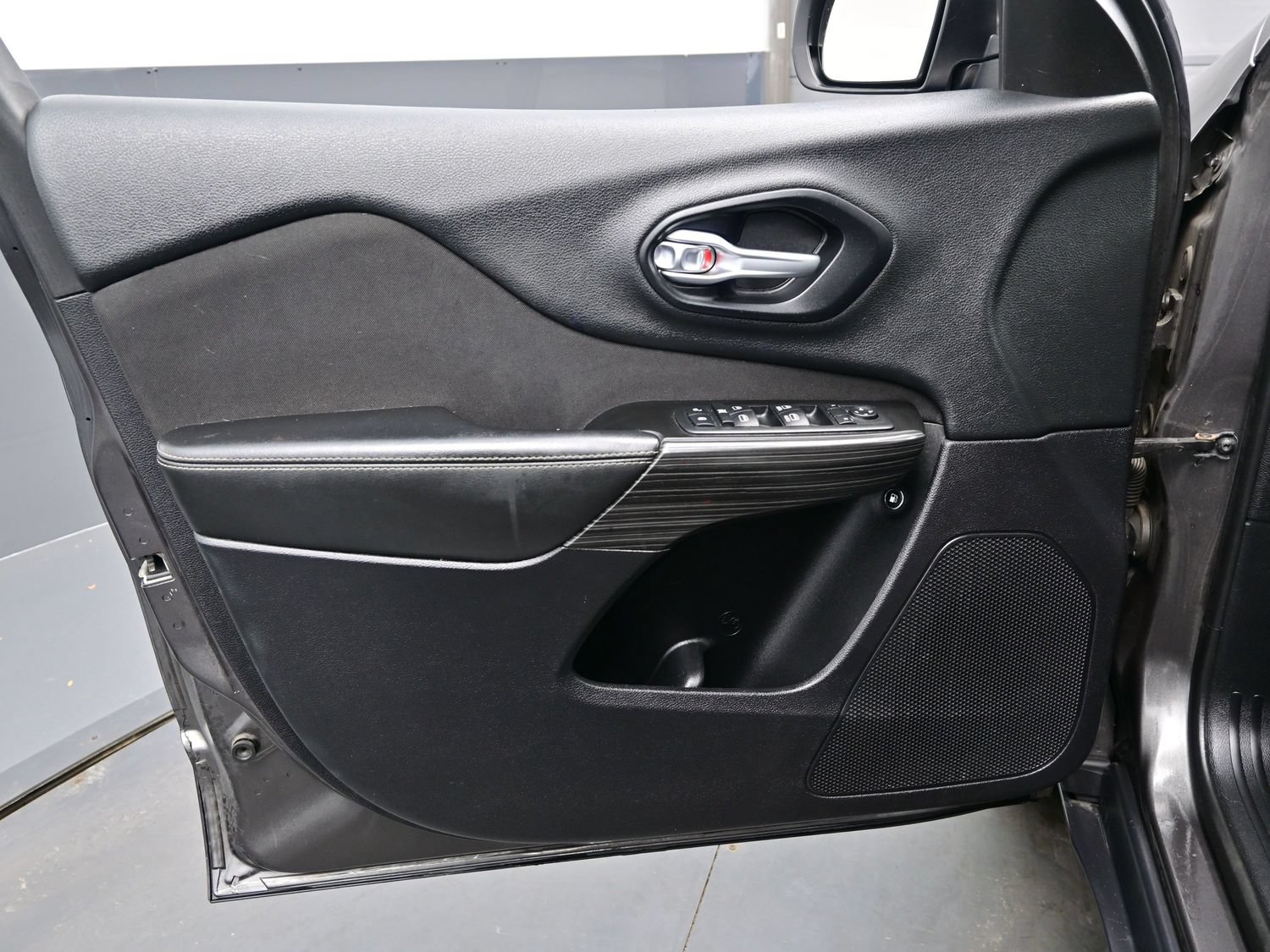 Used 2014 Jeep Cherokee Latitude FWD image 12