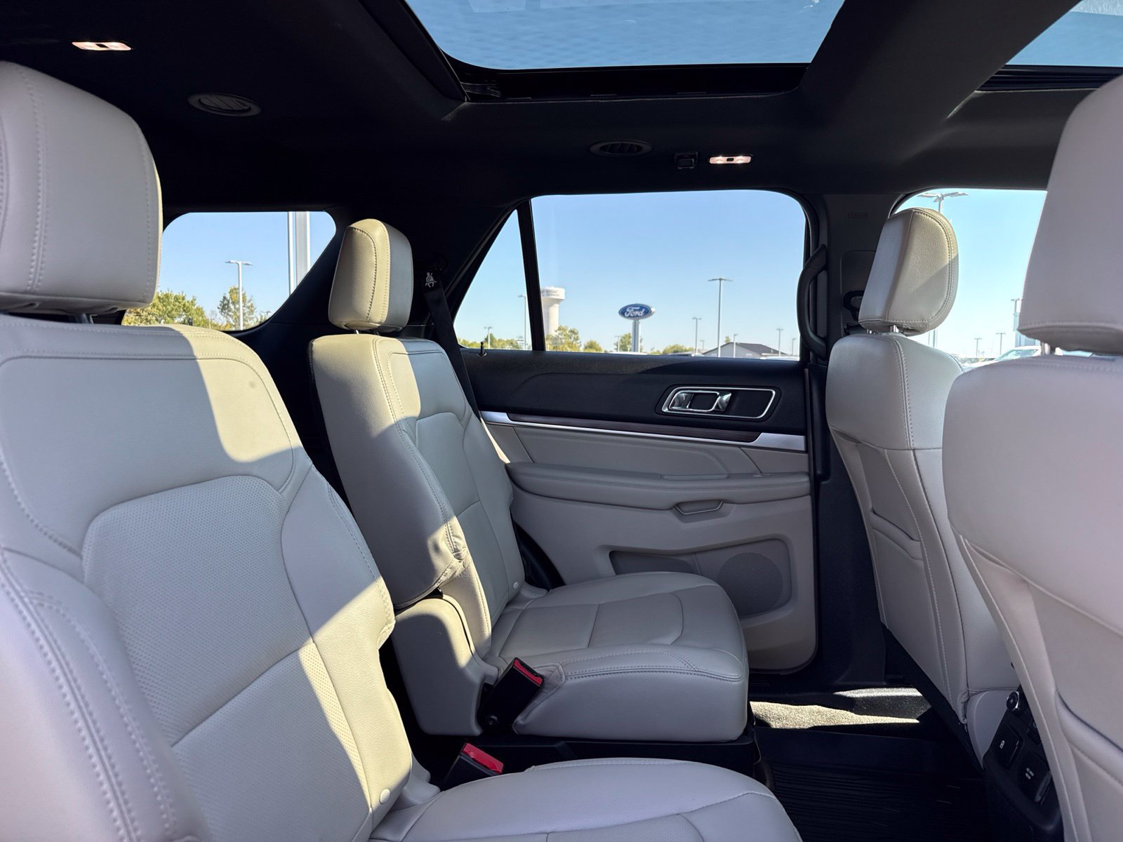 Used 2018 Ford Explorer Limited w/ Equipment Group 301A AWD/4WD image 17