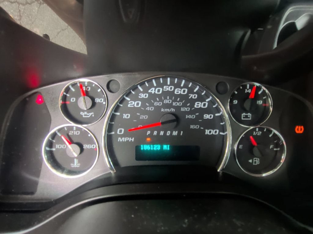 Used 2018 Chevrolet Express 2500 w/ Driver Convenience Package RWD image 16