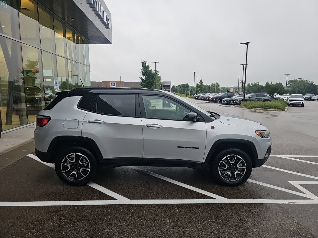 Used 2025 Jeep Compass Trailhawk AWD/4WD image 6