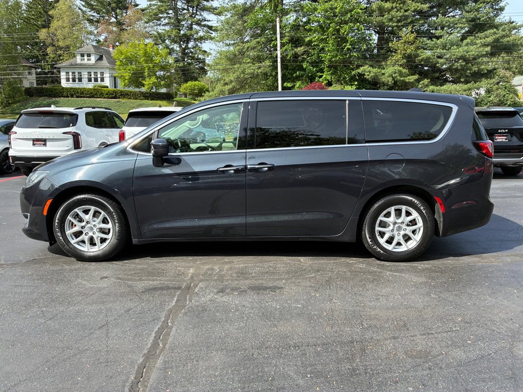 Used 2020 Chrysler Pacifica Touring FWD image 10