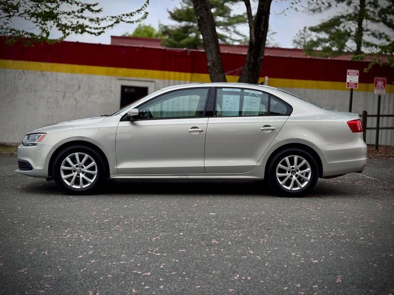 Used 2011 Volkswagen Jetta SE FWD image 4