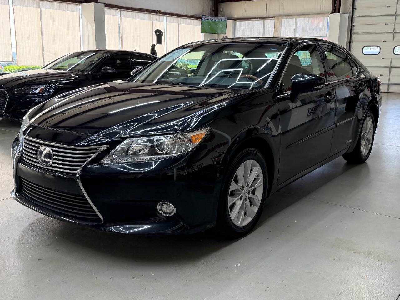 Used 2015 Lexus ES 300h w/ Navigation System Package FWD image 5