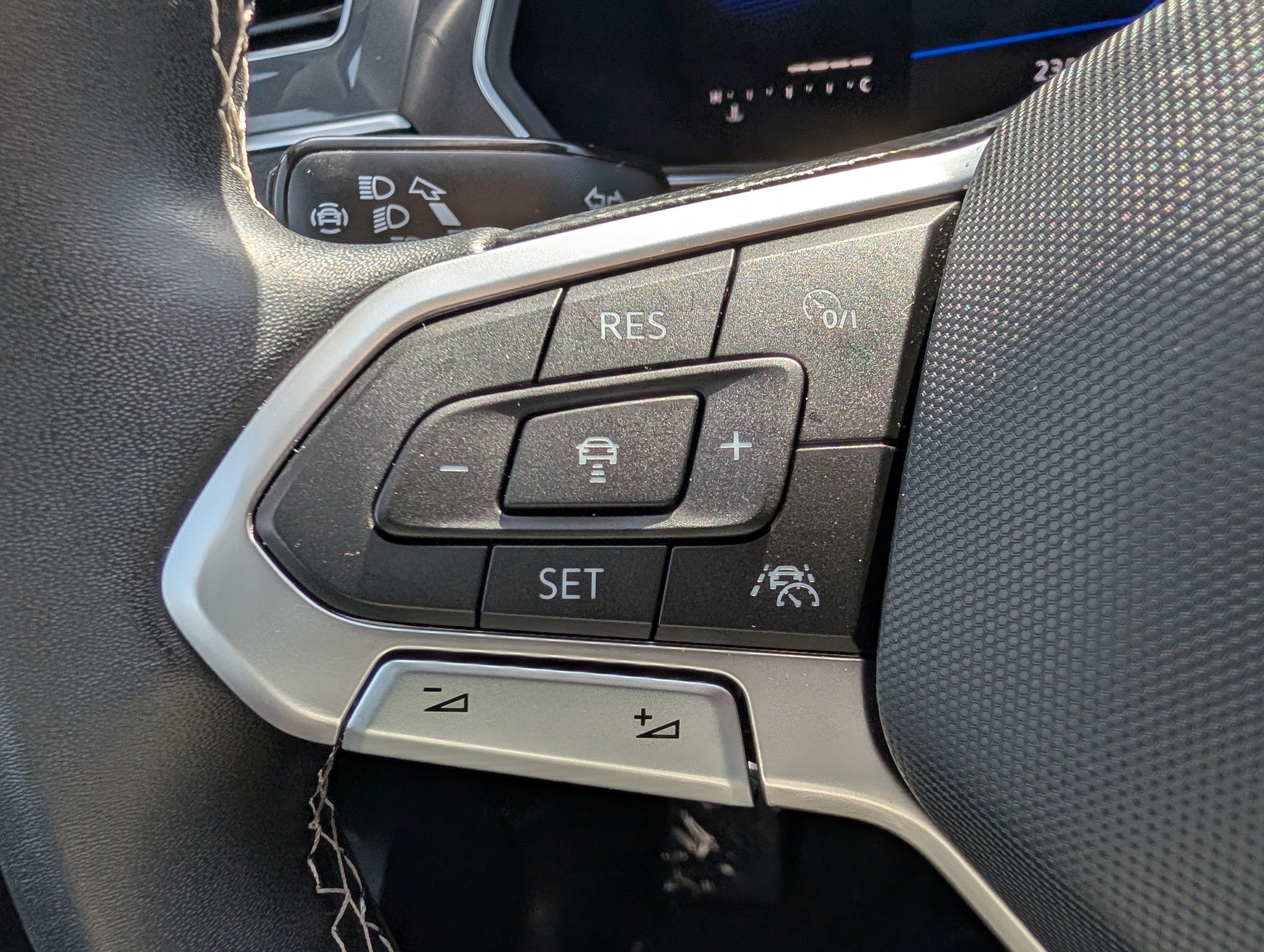 Certified 2022 Volkswagen Tiguan SE AWD/4WD image 26