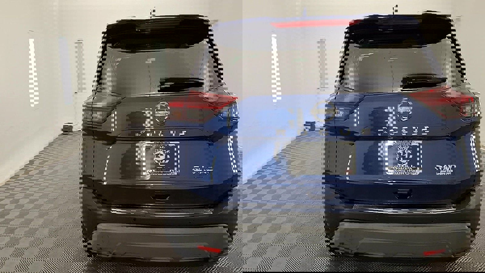 Used 2022 Nissan Rogue SV w/ SV Premium Package image 3