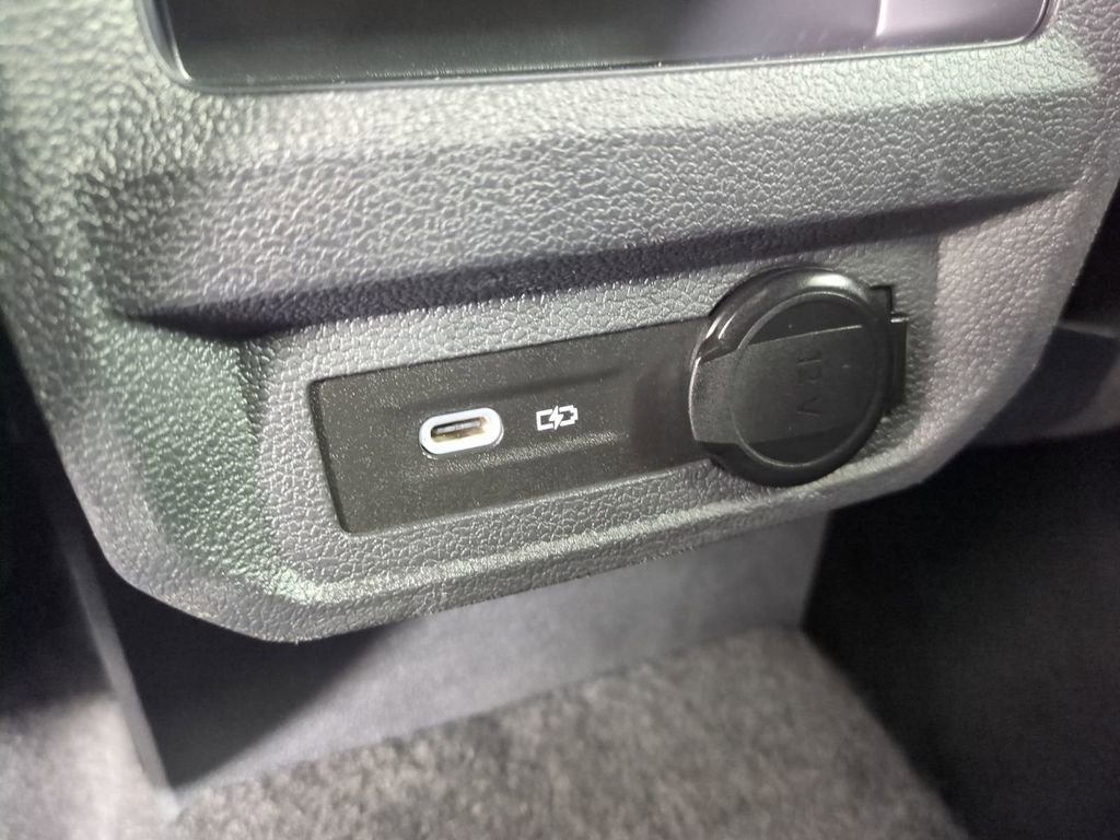 Used 2024 Volkswagen Tiguan SE R-Line image 17