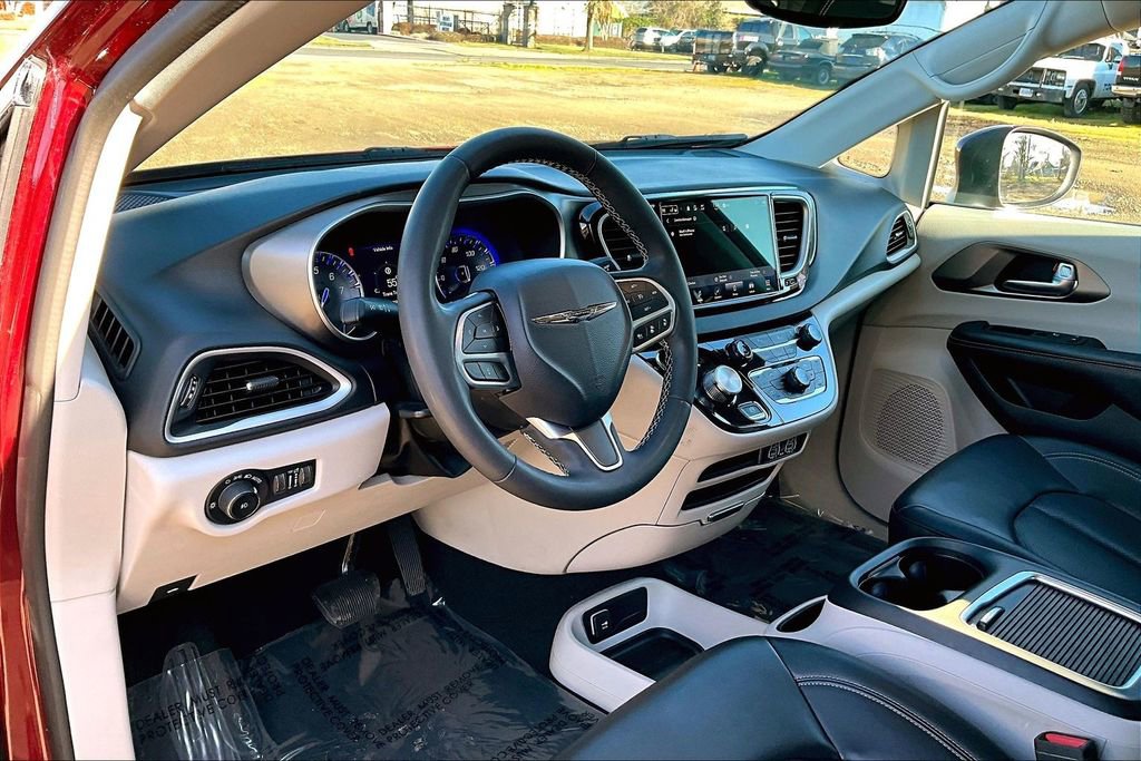 Used 2023 Chrysler Pacifica Touring-L image 19