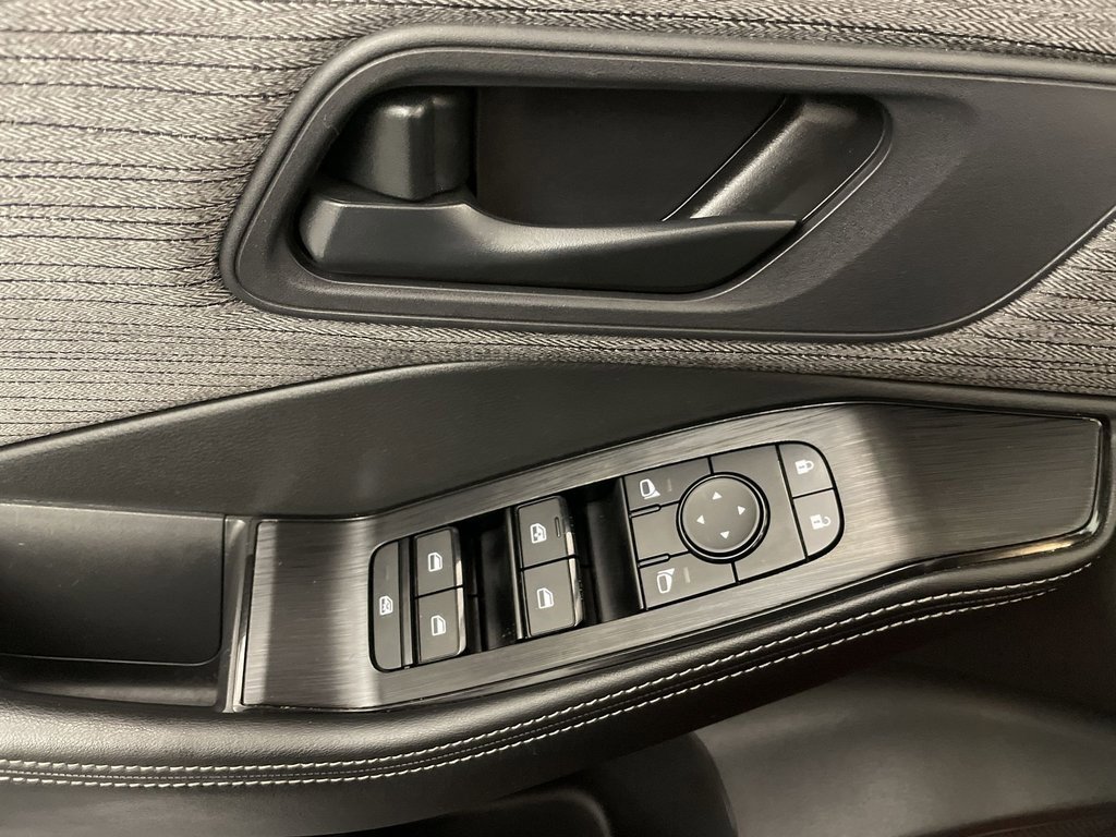 Used 2022 Nissan Rogue S image 16