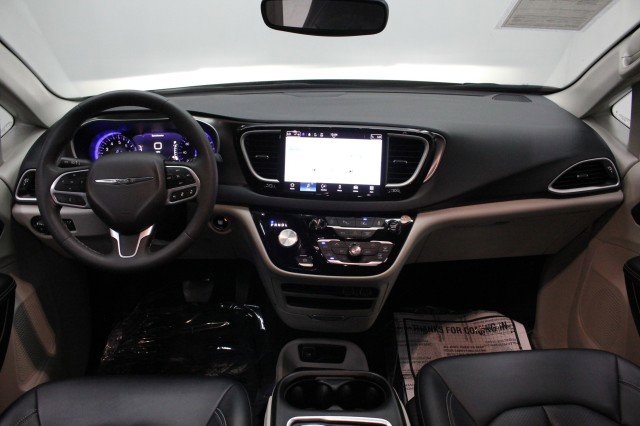Used 2024 Chrysler Pacifica Touring-L image 24