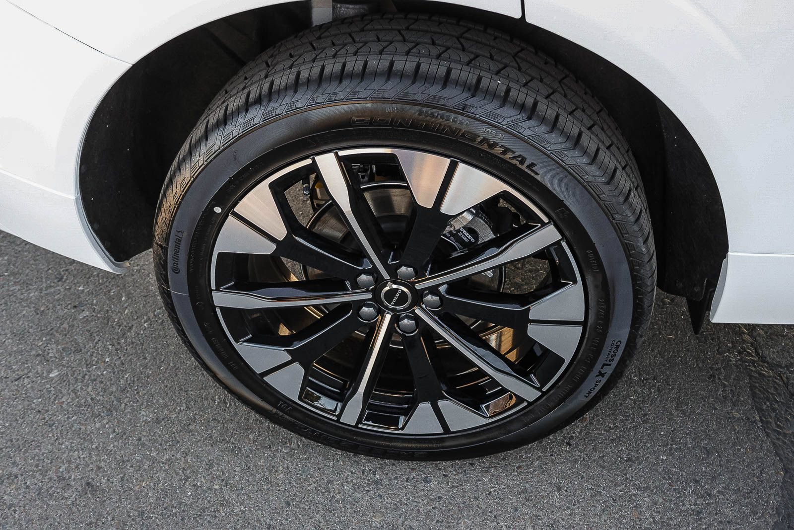 New 2026 Volvo XC60 B5 Plus w/ Climate Package AWD/4WD image 13