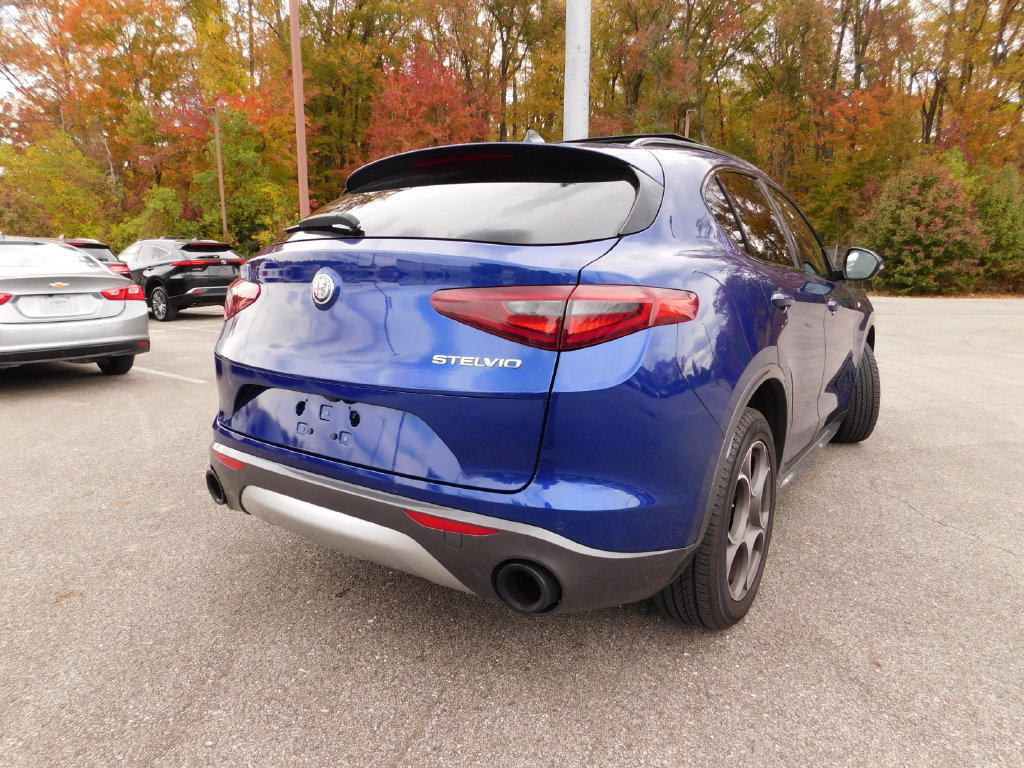 Used 2023 Alfa Romeo Stelvio Ti AWD/4WD image 5
