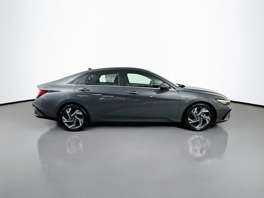 Used 2025 Hyundai Elantra SEL FWD image 9