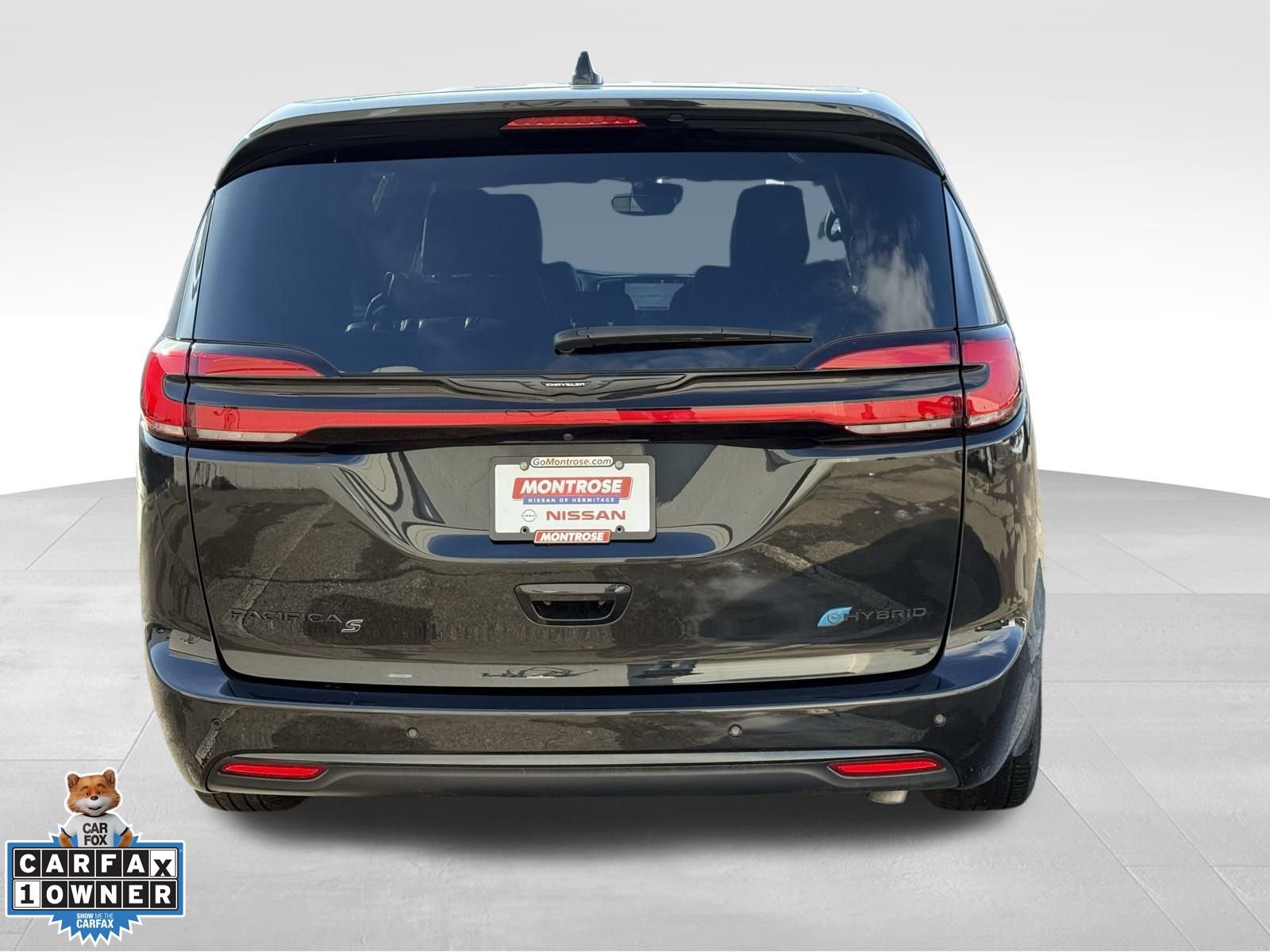 Used 2023 Chrysler Pacifica Touring-L w/ Uconnect Theater Family Group image 4