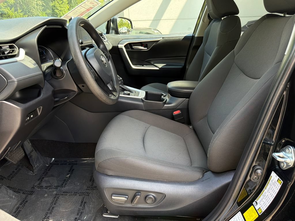 Used 2025 Toyota RAV4 XLE AWD/4WD image 20