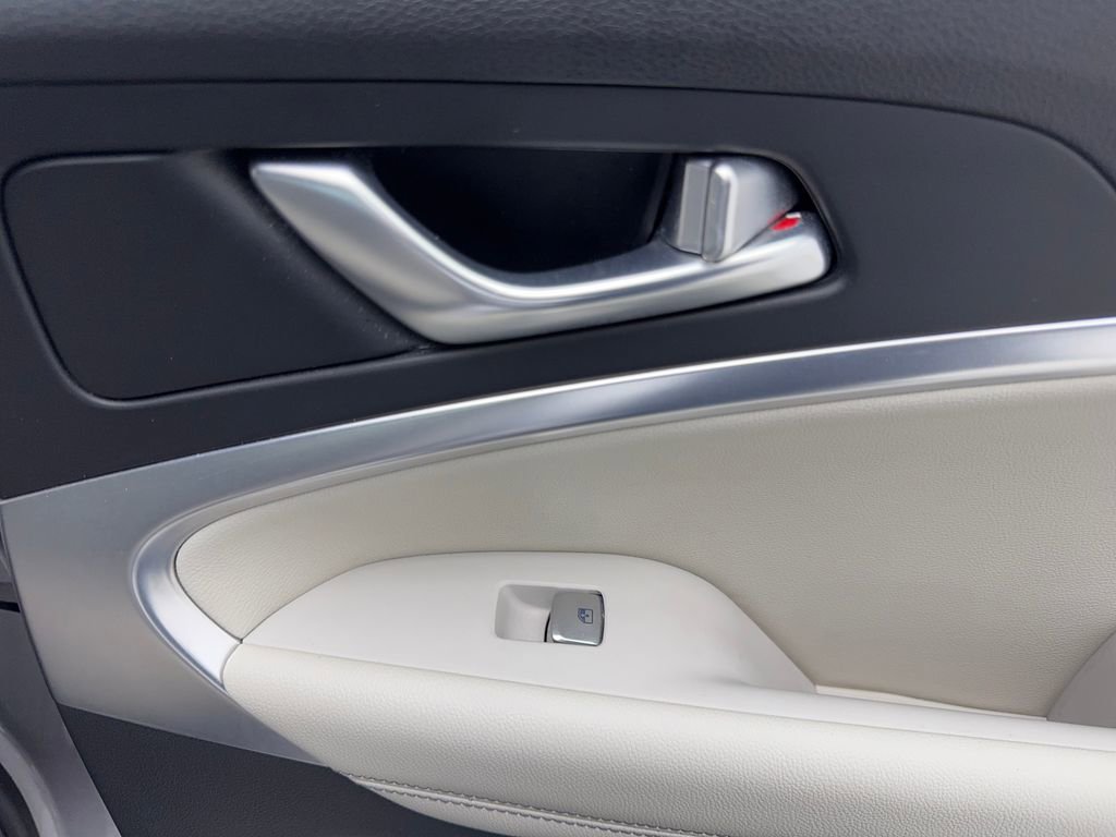 Used 2025 Genesis G70 2.5T image 43