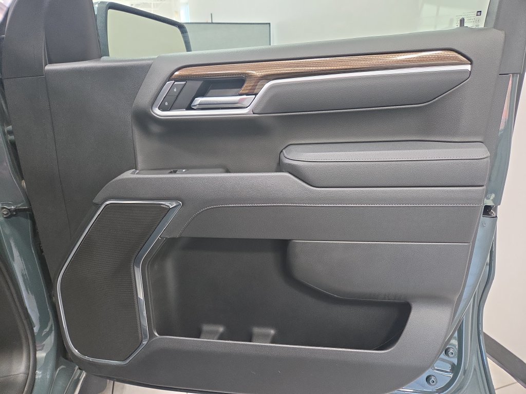 Used 2025 Chevrolet Silverado 1500 LT AWD/4WD image 23