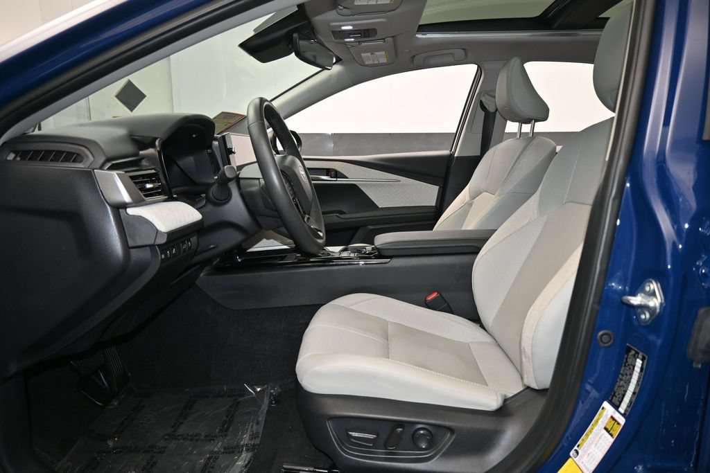 Used 2025 Toyota Camry XLE FWD image 12