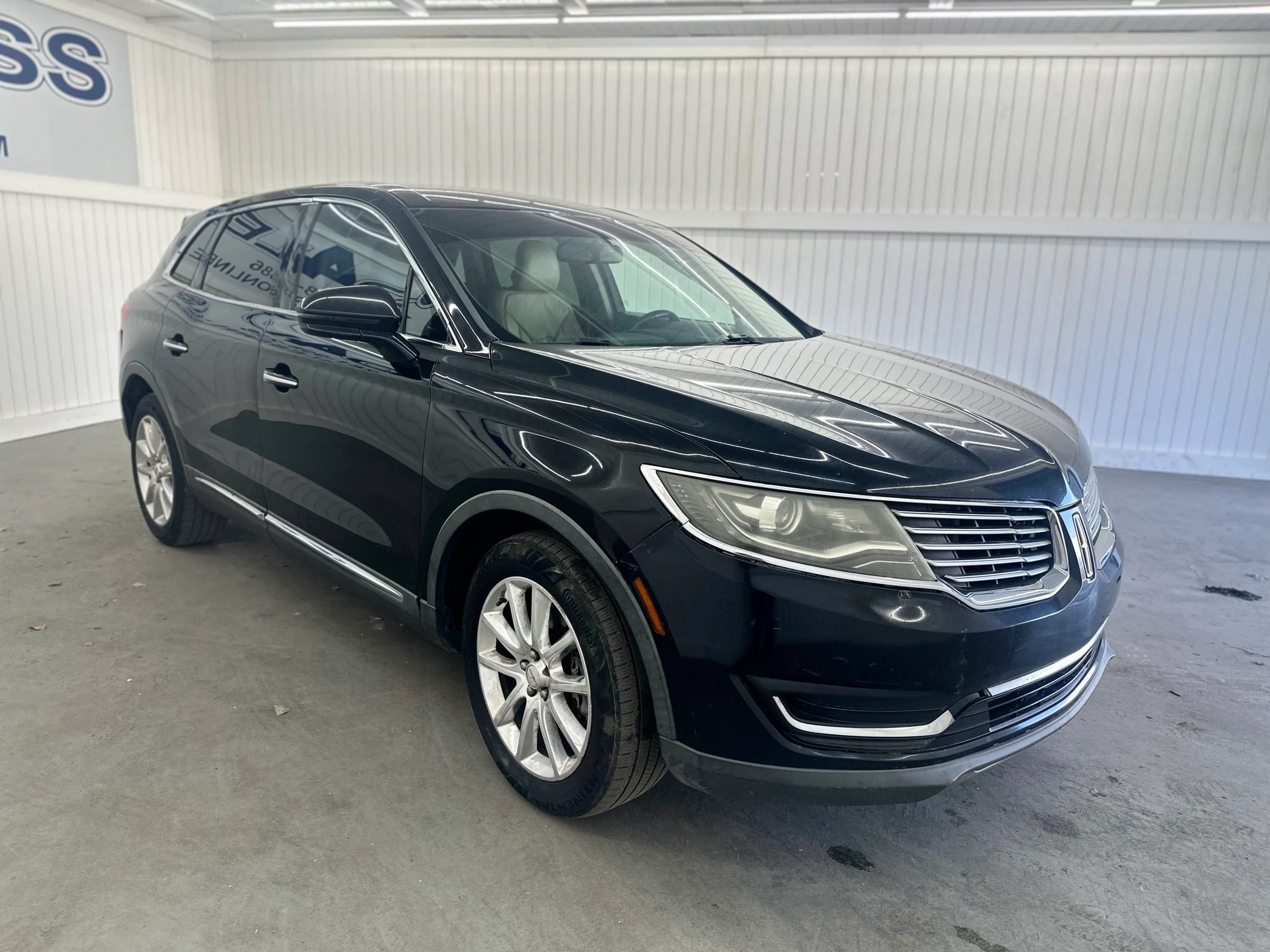 Used 2016 Lincoln MKX Select w/ Select Plus Package FWD image 3