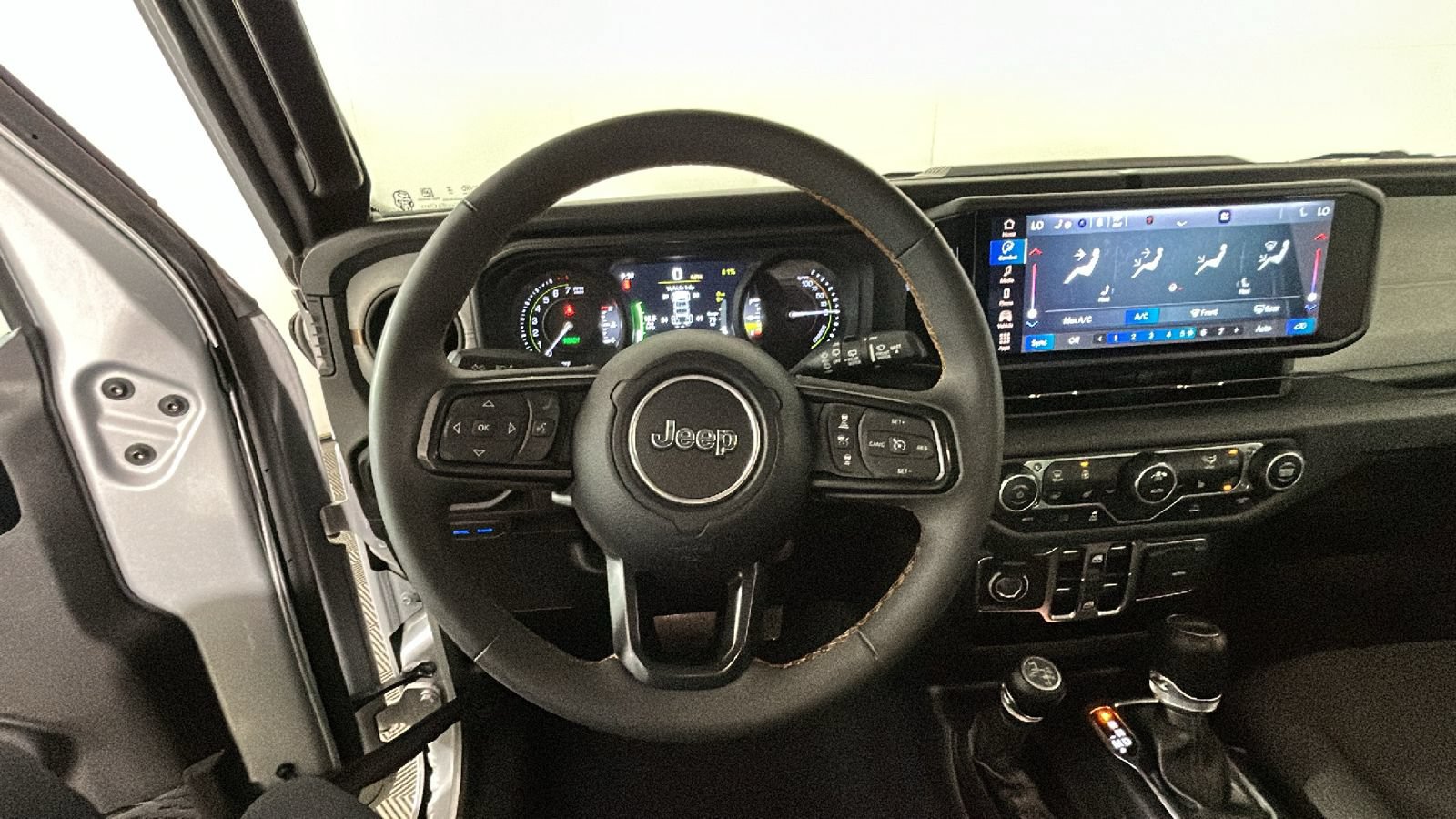 Used 2024 Jeep Wrangler Unlimited w/ Convenience Group AWD/4WD image 17