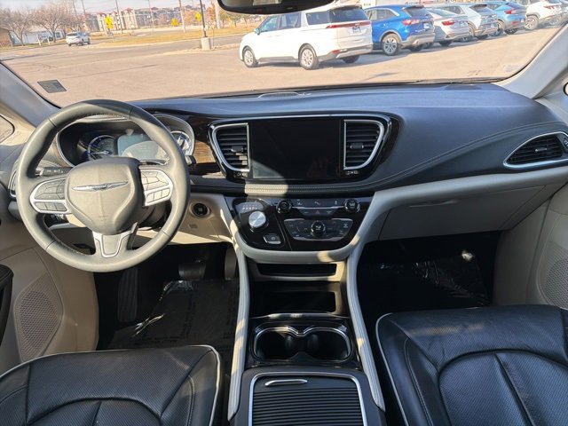 Used 2023 Chrysler Pacifica Limited image 16