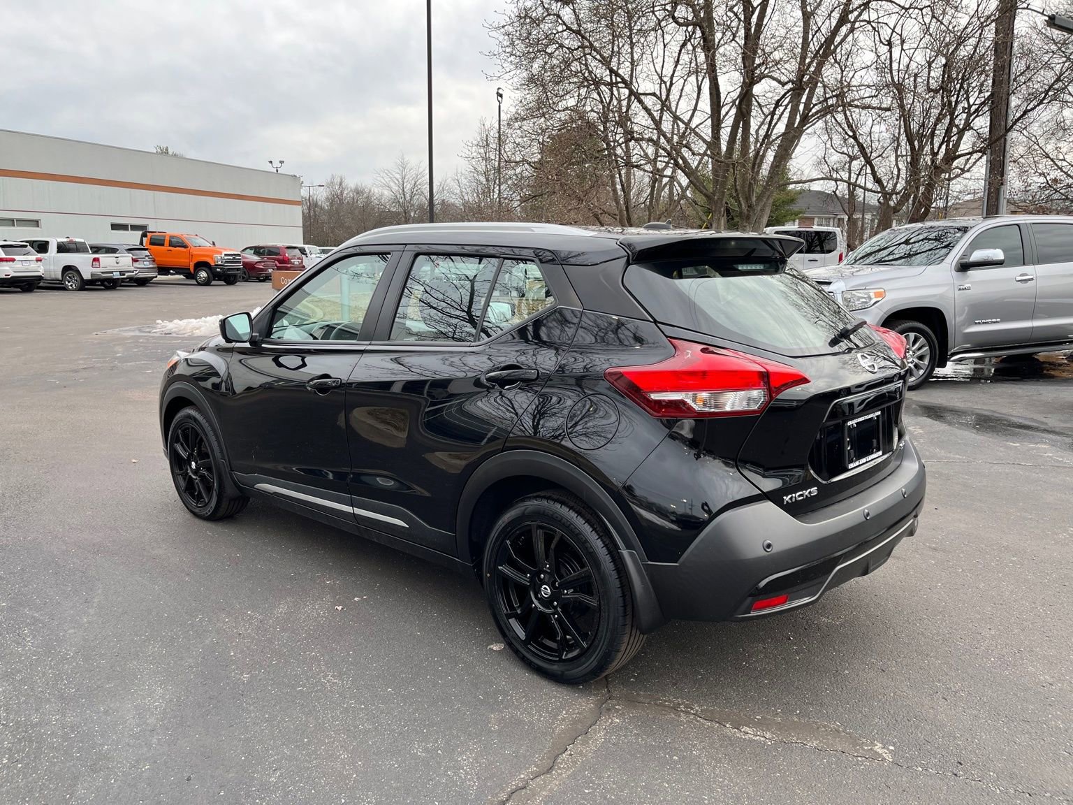 Used 2020 Nissan Kicks SR image 2