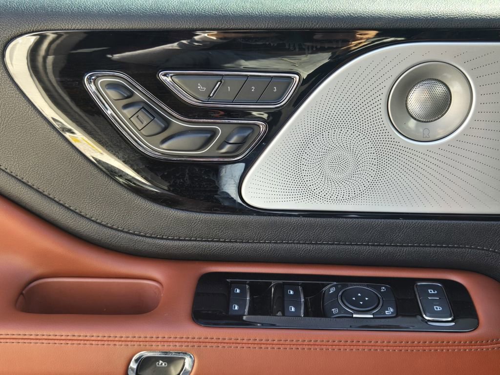 Used 2025 Lincoln Aviator Reserve w/ Luxury Package image 23